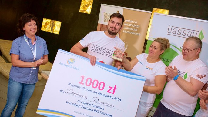 Zwycięzca turnieju Damian Rurarz pozuje z pamiątkową tablicą ukazującą nagrodę specjalną Aquaparku FALA, czyli 1000 złotych. Po lewo przedstawicielka Aquaparku, po prawo sędziowie turnieju. - Zwycięzca turnieju Damian Rurarz pozuje z pamiątkową tablicą ukazującą nagrodę specjalną Aquaparku FALA, czyli 1000 złotych. Po lewo przedstawicielka Aquaparku, po prawo sędziowie turnieju.