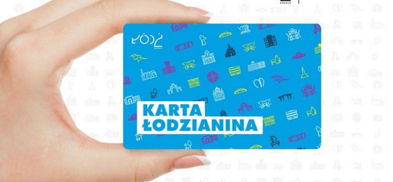 Damska dłoń trzymająca niebieską Kartę Łodzianina. Na karcie rysunkowe miniaturki łódzkich atrakcji.