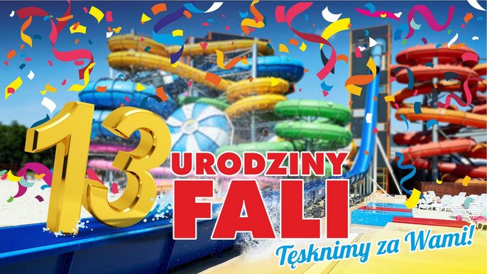 13 Urodziny FALI! Tęsknimy za Wami. Złoto-czerwono-niebieski napis na tle MegaZjeżdżalni, wokół kolorowe serpentyny. 