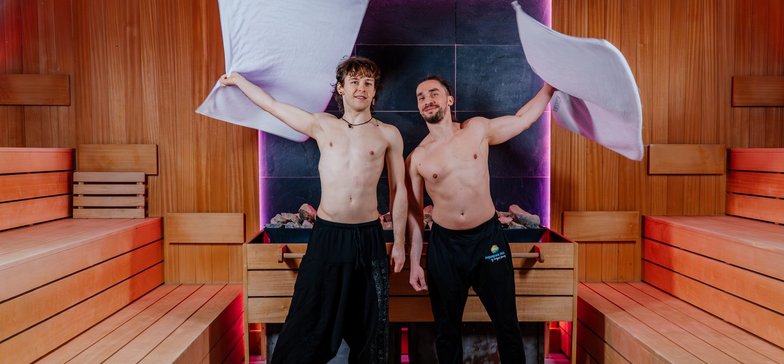 Dwóch saunamistrzów w strefie saun.