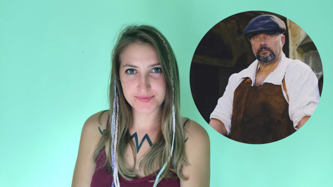 Saunamistrzyni Sandra Kalisz pozuje na tle turkusowej ściany. Po lewej stronie w okręgu zdjęcie mężczyzny w średnim wieku w ciemnym kaszkiecie i z zarostem - saunamistrz Wojciech Draga. 