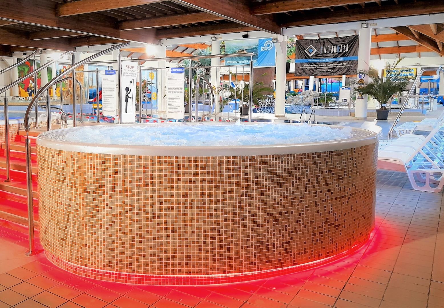 Wanna jacuzzi z beżową mozaiką. Dolne krawędzie wanny podświetlone na czerwono.