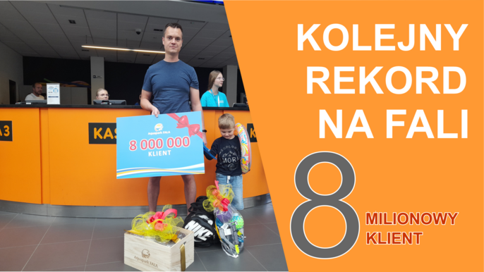 Mężczyzna z dzieckiem pozujący na tle kas Aquaparku FALA. Mężczyzna trzyma tabliczkę z napisem 8 000000 Klient. Chłopiec trzyma w dłoni dmuchane koło. Przed osobami stoją prezenty. 