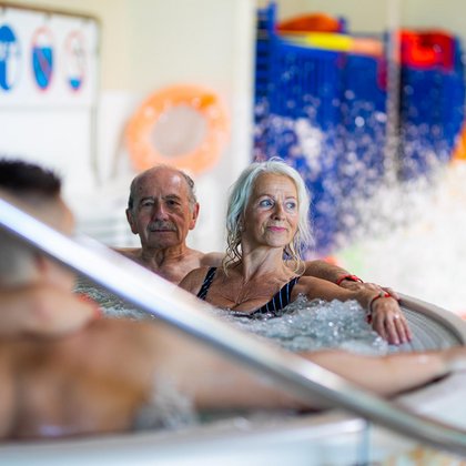 Para seniorów zażywa kąpieli w jednej z wanien solankowych.