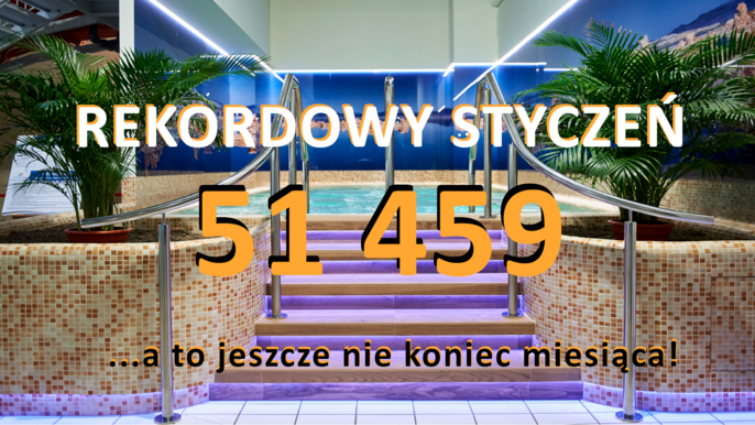 Rekordowy styczeń - 51 459 Falowiczów, a to jeszcze nie koniec miesiąca. W tle basen solankowy z solą z Morza Martwego, obudowany beżową mozaiką i fototapetą za szkłem z panoramą Morza Martwego. 