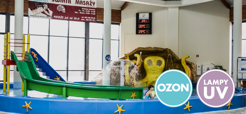 Wodny Plac Zabaw z Ośmiornicą. Wewnątrz mała zielona zjeżdżalnia i żółta ośmiornica Matylda. W prawym dolnym rogu znaki informacyjne: OZON i LAMPY UV.