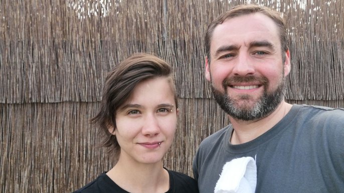 Z lewej saunamistrzyni Weronika Zastawna - brunetka o brązowych oczach. Z prawej strony saunamistrz Andrzej Sokołowski - brunet z ciemną brodą. Pozują na tle wiklinowego parawanu. 